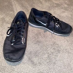 Black Nike Tennis Shoes